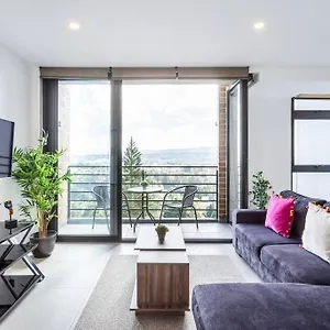 Mi-806, Spacious Two-bedroom Apartamento